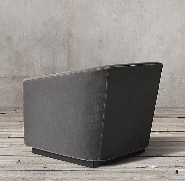 Купить Дизайнерское кресло для гостиной Italian Shelter по цене 61 600  руб.